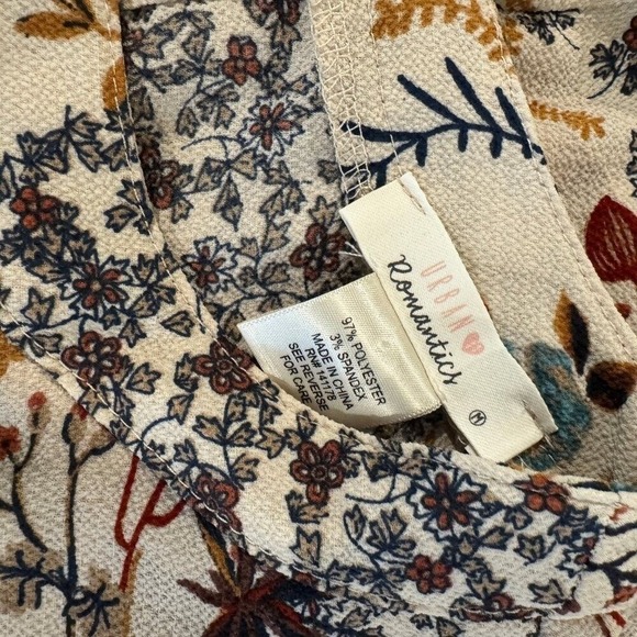 Urban Romantics Floral Blouse Women's L Cream Bell Sleeve Keyhole Neck Boho Soft - Picture 5 of 5